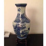 CHINESE PORCELAIN BLUE AND WHITE VASE WITH STAND