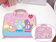 กระเป๋าใส่ Notebook , ipad งาน SANRIO - วัสดุหนัง PU ลายน่ารัก - มีช่องหน้า-หลังใส่ของ - ด้านหลังมีช่องสอดกระเป๋าล้อลากได้(12.9"/14")