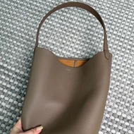 The row Bucket bag กระเป๋าแฟชั่นกระเป๋าสะพายข้างผู้หญิง ถุงมือทรงหน้ากว้างทำจากหนังจริง