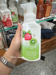 BATH &amp; BODY WORKS Strawberry Kiwi Gentle &amp; Clean Foaming Hand Soap, 259 ml. แท้
