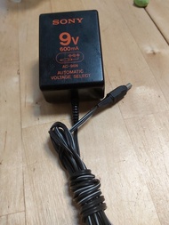 SONY CD DISCMAN AC POWER ADAPTER 9V  FOR D 舊款鐵殼機用，測試過正常可以用，MADE IN JAPAN