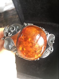 天然老花珀手鐲  多年前買的 係我非常喜歡的古典設計，大花珀長4cm，彷若荷葉一樣大片大片的爆花閃閃耀眼 稀少而高貴，無紋無雜質 背後還保留天然的礦皮，懂的人士都識 就不多解釋，可惜買大咗不合戴唔到，