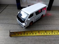 【Toyota Hiace】[可發聲，可著頭及尾燈，可打開車尾，側門，趟門] 全新1：32  白色Hiace拉花豐田“200系”合金玩具聲光版客貨車 white color with hiace pa