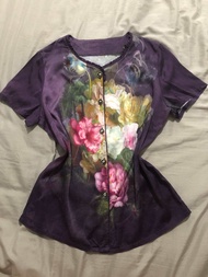 เสื้อแขนสั้นสีม่วง รูปดอก กระดุมหน้า คอกลมแต่งระบายเล็ก