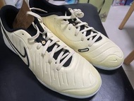 NIKE硬地足球鞋
