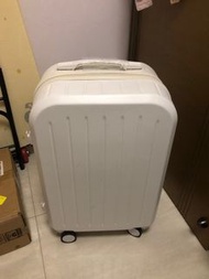 白色行李箱，22吋 細行李箱，hand carry 手提行李箱 高鐵行李箱，carbine luggage