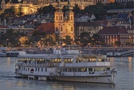 Budapest: Danube River Cruise with Goulash Soup & Lángos