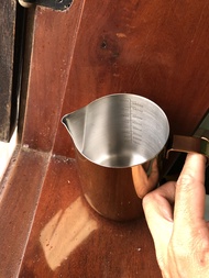 Ca sữa ca đong cà phê có quai inox 304 vàng bóng titan ngoài cao cấp 600ml 1000ml có miệng rót vạch