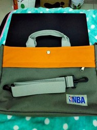 NBA聯名款電腦包，附背帶，只用過幾次，背包全新未拆，可放17吋ASUS筆電 ，請見照片第三張