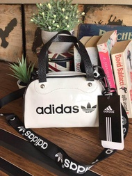 กระเป๋าถือ Adidas mini sholuder Bag กระเป๋าถือหรือสะพายข้างขนาดมินิ วัสดุหนังเคลือบแก้วดูหรู กันน้ำได้ เปิดปิดด้วยซิปเดียว