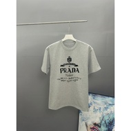T-shirt Prada/T-shirt Prada bercorak T-shirt uniseks T-shirt longgar bergaya T-shirt anti-kedut jena