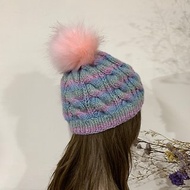 麻花毛線帽。柔和的彩虹麻花毛帽。粉藍、粉紅段染色