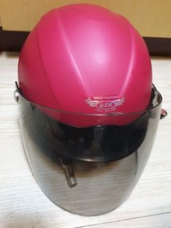 品牌桃色安全帽原價近2000，時尚安全附防風防雨厚鏡片，頭圍57~60cm約9成新左右見圖唯此一個