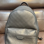 LV壓印男後背包M46553