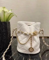 CHANEL 23S 白色金幣水桶包  羊皮 | 復古金扣 未使用品 員工內購 有塵袋 💰19800