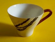 Narumi 1960-61 年戰後後期日本製造珍貴一隻直徑約 3 吋多 “鎏金手繪/上色白底黑色裝飾紅手柄套裝咖啡杯一只” 底款都有印上做日本骨瓷瓷器Narumi China 標記，China是解瓷