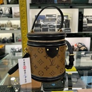 東區正精品㊣LV M43986 CANNES 字紋雙色金釦拉鍊手提包斜背包圓桶包 RZ5567