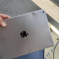 Apple iPad 5 (A1822) WIFI版 破屏零件機。有亮背光可充電。機身有變型。單機賣