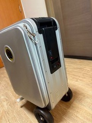 出售  人氣Airwheel 可騎坐智能手拉行李箱 silver color