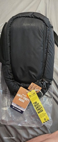 Pacsafe ccamsafe x9 防盜斜孭袋