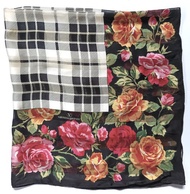 古董 Valentino Garavani 玫瑰花卉絲巾，35 x 35 英吋，印花絲巾