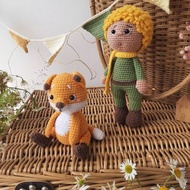 小王子和狐狸。毛絨娃娃。鉤針童話玩具。狐狸王子公仔