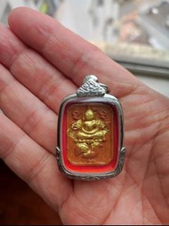 崇笛坐雞（佛牌）