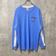 古著長袖籃球比賽 T 卹，帶有單一刺繡細節，淺藍色，V 領，超大廓形，XL 碼