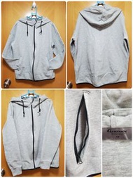 G-Motion by Giornado 灰色 棉質 拉鍊 有帽 長袖 外套 拉鍊頂部有保護 保暖時 亦不怕面部整親 兩邊袋有拉鍊 唔怕唔見嘢 拉鍊使用 YKK 信心保証 只著過一, 兩次 近乎全新
