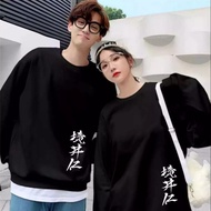 Baju Sweater Couple Kaos Lengan Panjang Kapel Crewneck Viral Pria Wanita Motif Tulisan Kanji Samping