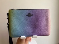 COACH 金屬LOGO拉鍊手拿包(漸層金屬渲染)