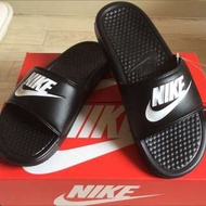 ❤Juliana's House❤日本代購Nike Benassi JDI JUST DO IT LOGO GD 拖鞋 黑 白字 343880-090