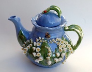 美麗的藍色茶壺。裝飾鈴蘭和蜜蜂。瓷器藝術。