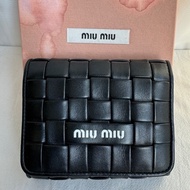 MiuMiu 黑色編織折疊錢夾錢包 尺寸約11.2cm x 9.5cm 附件：盒子。