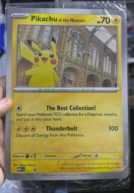 ✨✨英文版現貨✨✨  全新未開有袋 PTCG Pokémon Pokemon card 寶可夢 英國 倫敦 博物館 比卡超 大卡 pikachu at the museum
