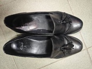 Clarks 黑色流蘇樂福鞋