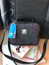 Adidas Originals 3D Mini Airliner Style Shoulder Bag กระเป๋าสะพายข้างแนว sport วัสดุด้านหน้าเนื้อ matte