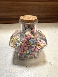 玻璃瓶裝滿彩色幸運星