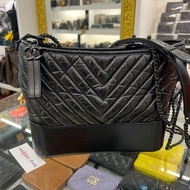 東區正精品㊣CHANEL A93824 Gabrielle HOBO SO BLACK 香奈兒黑色牛皮山行紋黑色皮穿鍊帶流浪包肩背包斜背包中號 RZ6550