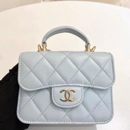 【96新✨ 全網最低價】 Chanel mini woc 天藍色 金扣 手柄 羊皮 斜挎包 王心凌同款(下單前先詢問庫存❗️）