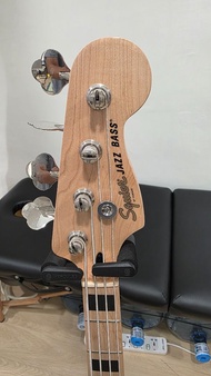 95% new Squier Jazz Bass White