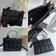 เข้าครบสี กระเป๋าสะพายข้าง pedro ขนาด 8 นิ้ว สูง 6 นิ้ว อปก ป้าย ถุงผ้า การ์ด ราคาสีดำ /ขาว ราคา 4