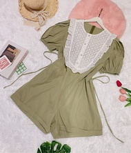 จั้มสูท M1128  อกแต่ลผ้าลูกไม้ แต่งกระดุม ซิปหลัง มีเชือกผูกเอว  ยาว 34อก 48เอว 48สพ 52“ จั้มสูทสาวอ