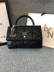 กระเป๋าถือ LYN 9’ รุ่น Triton Top Handbag พร้อมสายสะพายยาว