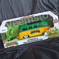 Die Cast 1:24 Volkswagen Bus 1962 Ninja Turtle and Leonardo Figure [JADA]
