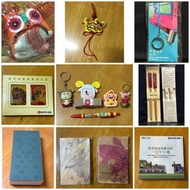 地鐵紀念品：虎布娃、龍掛飾、港鐵35週年紀念座位匙扣、虎年Q版車票磁石貼 、牛年鎖匙扣、羊年瓜子剝殼器、猴年夾、豬年電話繩、馬年行好運原子筆、雞年筷子、龍年紀念票簿、南港島綫連繫18區一週年memo 