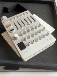 TEENAGE ENGINEERING TX-6便攜混音器,銀色款。帶6路立體聲輸出,支持USB音頻輸入輸出,每通道配備3段EQ、壓縮器、濾波器。支持藍牙MIDI和USB MIDI,續航7小時