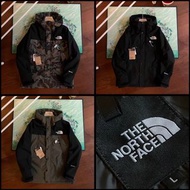 The North Face 衝鋒衣情侶款外套