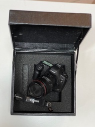 Canon EOS 5D Mark II + EF 24-105 f4L 紀念 USB Drive 小模型 + Strap