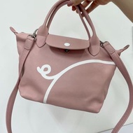 Longchamp x Mr. Bags「包先生」聯名系列 粉色小羊皮斜背包